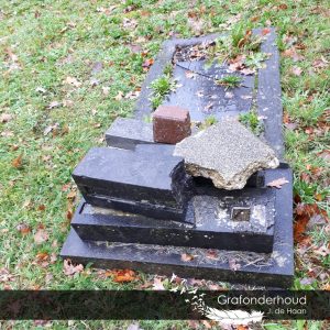 Wat moet ik doen als een grafsteen omgevallen is of beschadigd raakt door vandalisme?